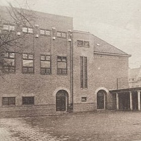 Herinneringen aan het Bisschoppelijk College: De Cour, De Lessen en de Gemengde Gevoelens