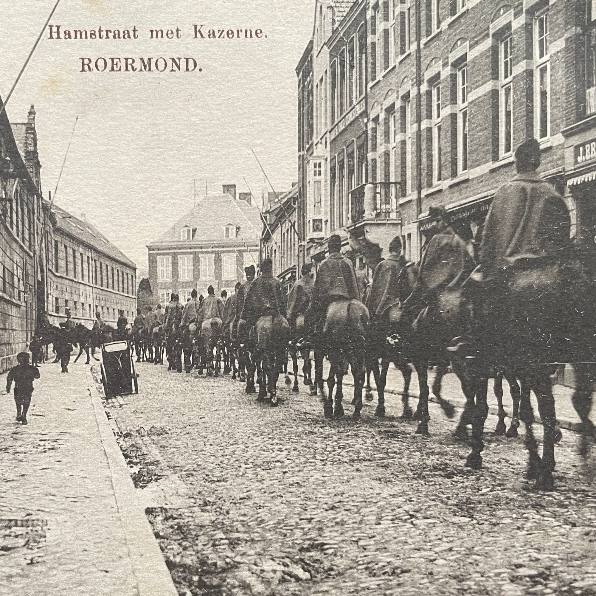 De huzaren trekken vanaf stations-zijde richting de kazerne op de Hamstraat