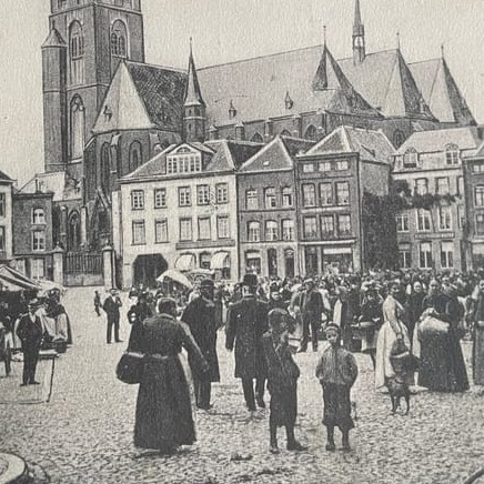 De Markt, een culturele en historische kern die de identiteit van de stad weerspiegelt